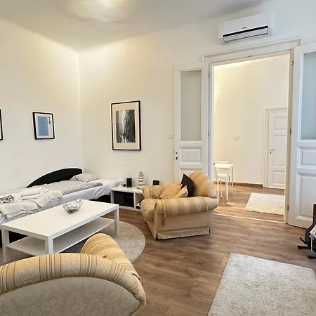 Reviczky 7 Apartment, 60 M2 شقة *